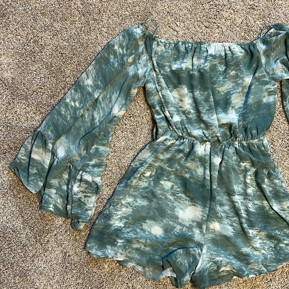 Nwt ✨ HYFVE 🦋 green and white romper - size medium DOES NOT COME WITH BELT - Picture 9 of 12
